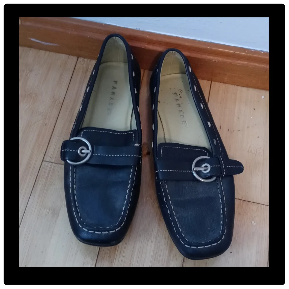 Parade woman’s black
